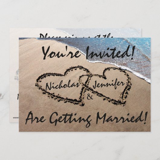 Zwei Herzen am Sandstrand laden zur Hochzeit ein Einladung (Vorne/Hinten)