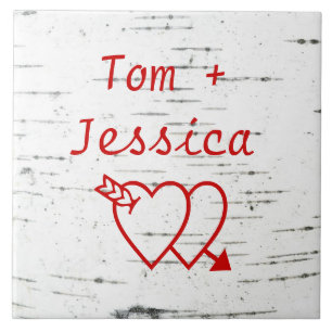 Zwei Herzen auf einem Birkenkoffer Fliese