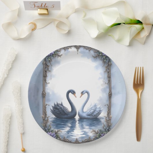 Zwei Herzen, eine Reflexion – Romantische Schwan H Pappteller (Hochzeit)
