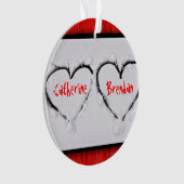 Zwei Herzen frisches weißes Schneerot Wellblech Ornament (Vorderseite)