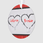 Zwei Herzen frisches weißes Schneerot Wellblech Ornament (Vorderseite)