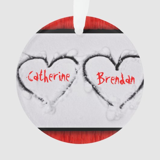 Zwei Herzen frisches weißes Schneerot Wellblech Ornament (Vorderseite)