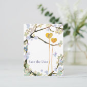 Zwei Herzen Hinterhof Hochzeit speichern das Datum Ankündigungspostkarte (Stehend Vorderseite)