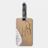 Zwei Herzen im Sand Gepäckanhänger (Rückseite vertikal)