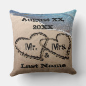 Zwei Herzen im Sand Mr. & Mrs. Wedding Pillow Kissen (Rückseite)