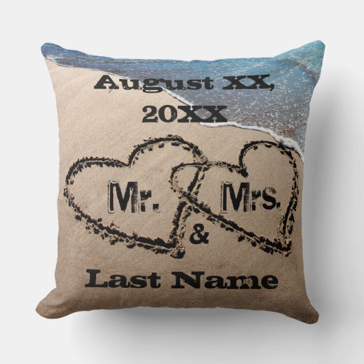 Zwei Herzen im Sand Mr. & Mrs. Wedding Pillow Kissen (Vorderseite)