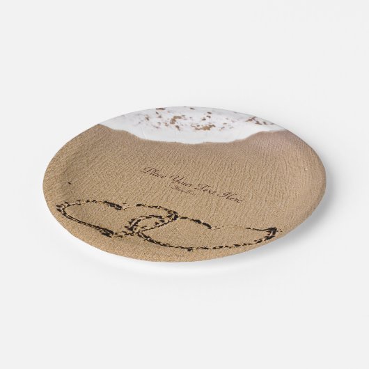 Zwei Herzen im Sand Pappteller (Schrägansicht)