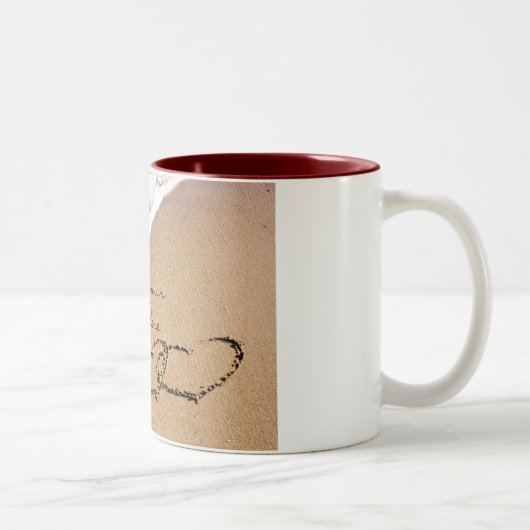 Zwei Herzen im Sand Zweifarbige Tasse (Rechts)