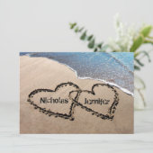 Zwei Herzen in der Sand Hochzeit Einladung (Stehend Vorderseite)