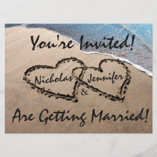 Zwei Herzen in der Sandstrand-Hochzeitseinladung Einladung