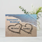 Zwei Herzen in Sand Summer Beach Einladung Hochzei (Stehend Vorderseite)