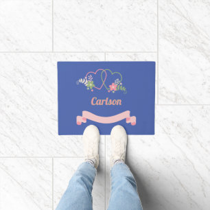 Zwei Herzen Liebesdesign personalisierter Nachname Fußmatte