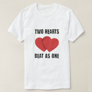 Zwei Herzen schlagen wie eins" Romantisches Zitat T-Shirt