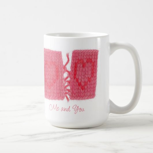 ZWEI HERZEN STRICK Große weiße Tasse + Text (Rechts)