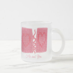 ZWEI HERZEN STRICK Mattierte Tasse aus Glas + Text