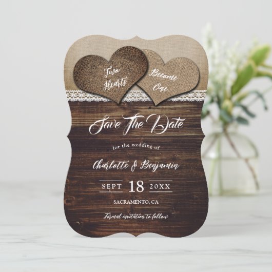 Zwei Herzen werden zu einer rustikalen Hochzeit vo Save The Date (Stehend Vorderseite)