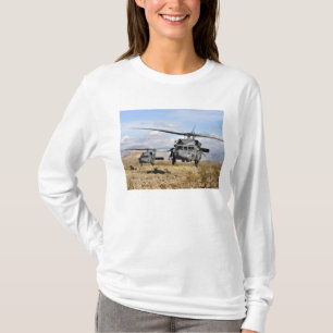 Zwei HH-60-Pavehawk-Hubschrauber, die sich auf die T-Shirt
