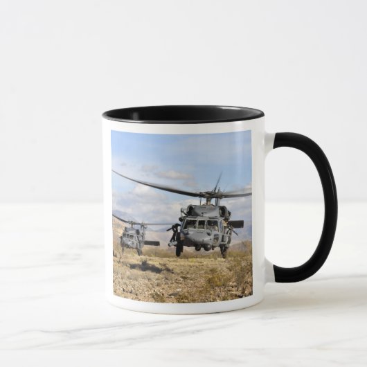 Zwei HH-60-Pavehawk-Hubschrauber, die sich auf die Tasse (Rechts)