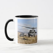 Zwei HH-60-Pavehawk-Hubschrauber, die sich auf die Tasse (Links)