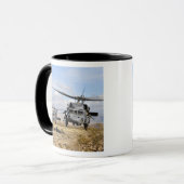 Zwei HH-60-Pavehawk-Hubschrauber, die sich auf die Tasse (Vorderseite Links)