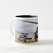 Zwei HH-60-Pavehawk-Hubschrauber, die sich auf die Zweifarbige Tasse (Vorderseite Links)