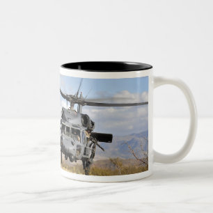 Zwei HH-60-Pavehawk-Hubschrauber, die sich auf die Zweifarbige Tasse