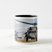 Zwei HH-60-Pavehawk-Hubschrauber, die sich auf die Zweifarbige Tasse (Mittel)