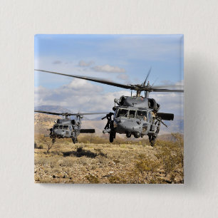 Zwei HH-60 Pavehawk Hubschrauber, die zu lan sich Button