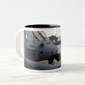 Zwei HH-60G Pave Hawks Zweifarbige Tasse (Vorderseite Links)