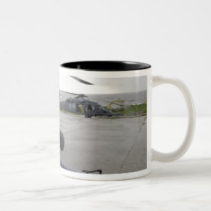 Zwei HH-60G Pave Hawks Zweifarbige Tasse