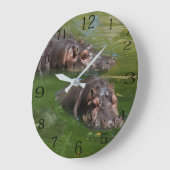Zwei Hippos im Teich schwimmen, Wall-Uhr Große Wanduhr (Winkel)