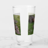 Zwei Hippos in einem Teich, Glas trinken (Links)
