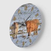 Zwei Hochlandrinder im Winterschnee auf der Wall-U Große Wanduhr (Winkel)