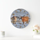 Zwei Hochlandrinder im Winterschnee auf der Wall-U Große Wanduhr (Zuhause)