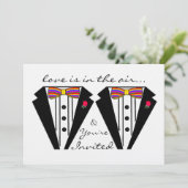 Zwei Hochzeitsräume mit Rainbow Bow Krawatte Einladung (Stehend Vorderseite)