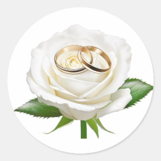 Zwei Hochzeitsringe auf einer weißen Rose Runder Aufkleber