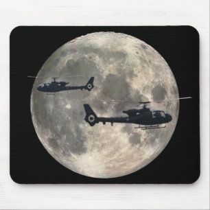 zwei Hubschrauber silhouettiert durch einen Mousepad