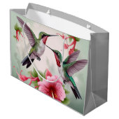 Zwei Hummingvögel mit rosa Hibiskus Blume Große Geschenktüte (Rückseite Schrägansicht)