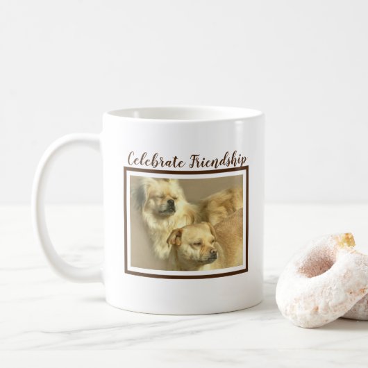 Zwei Hunde Art Foto mit Text Celebrate Friendship Kaffeetasse (Mit Donut)