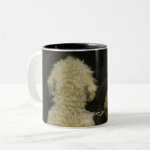 Zwei Hunde, die im Türfenster, hintere Ansicht Zweifarbige Tasse (Vorderseite Links)