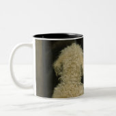 Zwei Hunde, die im Türfenster, hintere Ansicht Zweifarbige Tasse (Links)