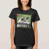 Zwei Hunde ein Mops Welpe und Boston Terrier zusam T-Shirt (Vorderseite)