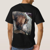 Zwei Hunde kuscheln friedlich T-Shirt (Rückseite)