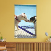 Zwei Hunde küssen am Pool Leinwanddruck (Insitu (Wohnzimmer))