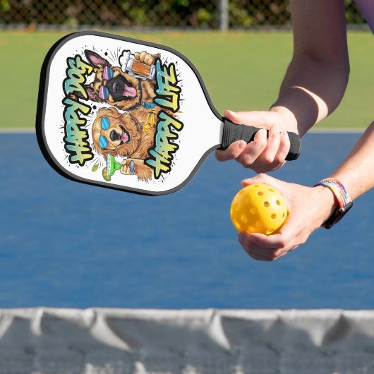 Zwei Hunde trinken Bier und tragen Sonnenbrille Pickleball Schläger (InSitu)