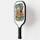 Zwei Hunde trinken Bier und tragen Sonnenbrille Pickleball Schläger (Links)