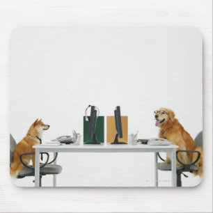 Zwei Hunde, welche die Krawatte und Gläser, an Mousepad