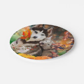 Zwei Husky Hunde, Gartenkarren und Kürbis Pappteller (Schrägansicht)