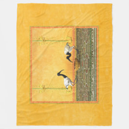 Zwei Ibis-Getränke aus einer goldenen Schüssel Fleecedecke