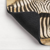 Zwei im Gras stehende Zebras Mousepad (Ecke)